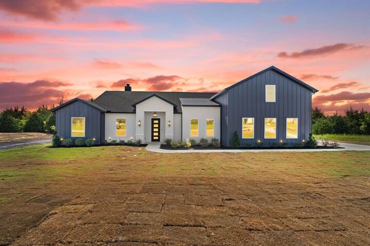 Property Photo: 3080 Glen Oaks Drive TX 75165