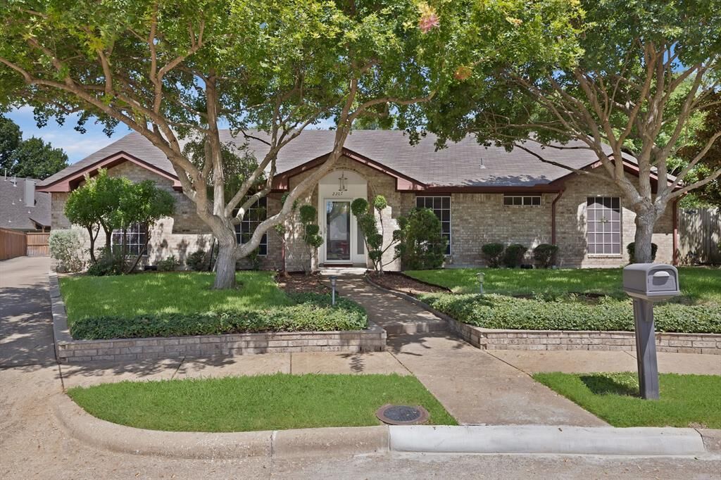 Property Photo: 2207 Meandering Way TX 75071