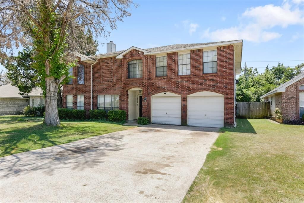 Property Photo: 925 Clover Hill Lane TX 75104