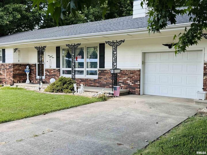 Property Photo:  707 W Sylvia Street  IL 62822-1121 