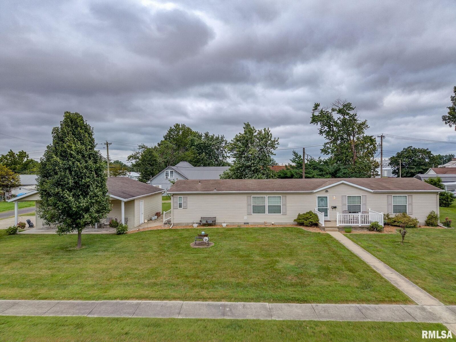Property Photo:  1111 S Jefferson Street  IL 62881 