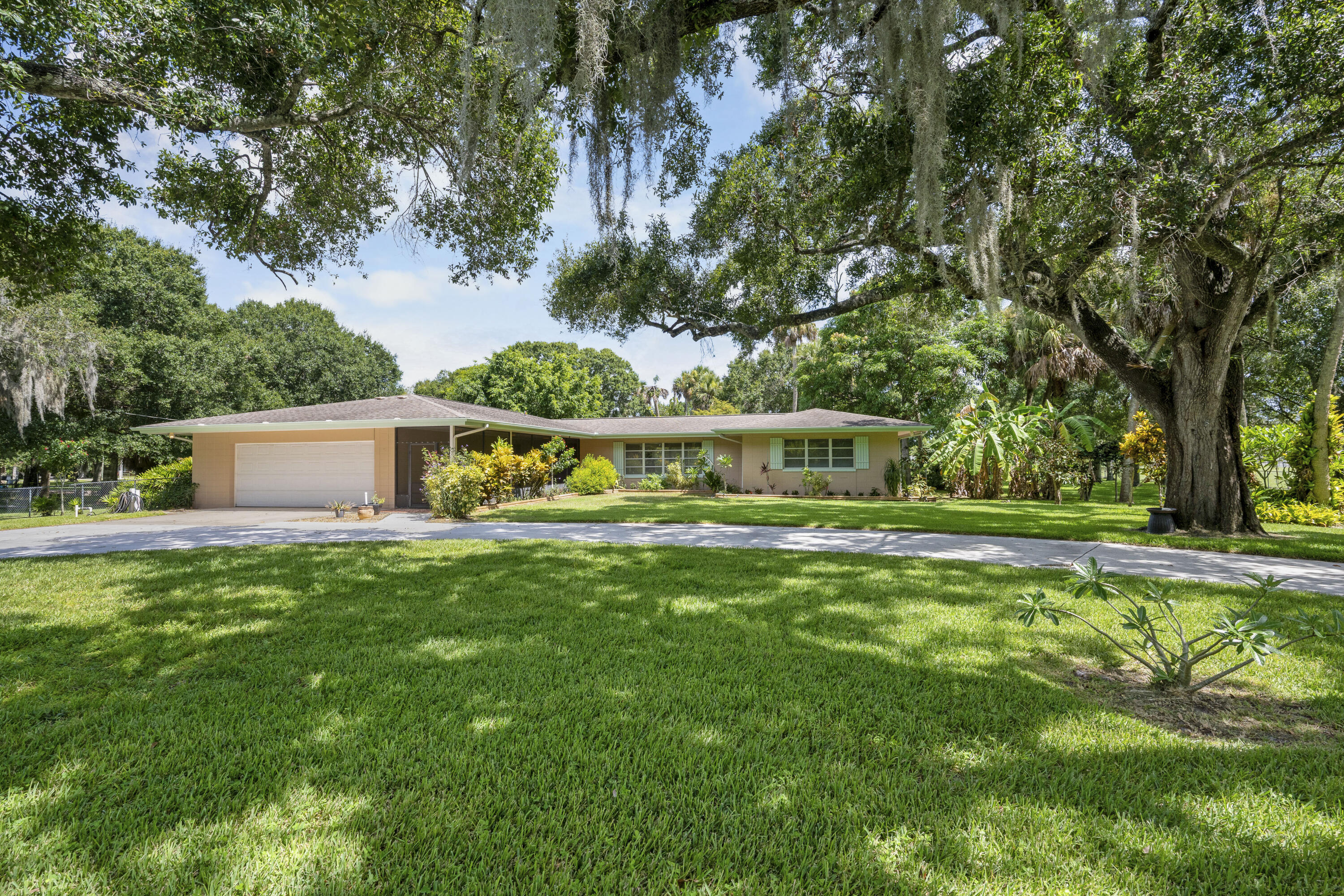 Property Photo: 3912 Delaware Avenue FL 34947