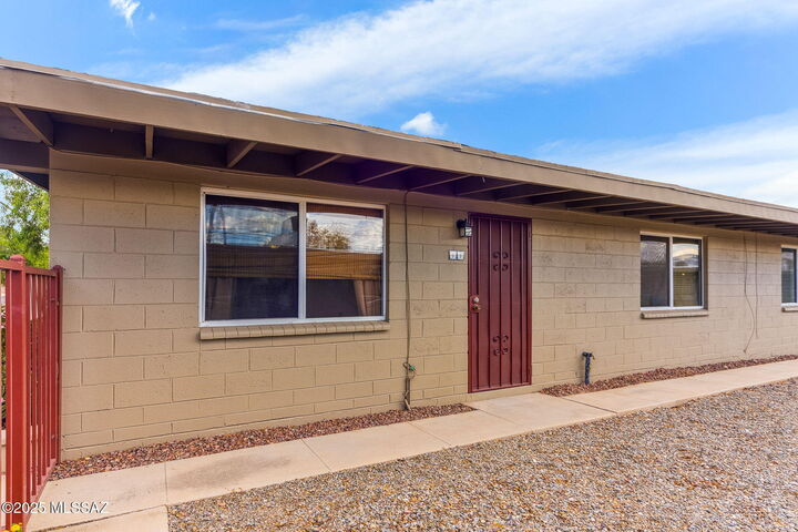 Property Photo:  2861 N Columbus Boulevard Apt 44  AZ 85712 