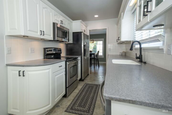 Property Photo:  527 Brown Avenue  ID 83544 