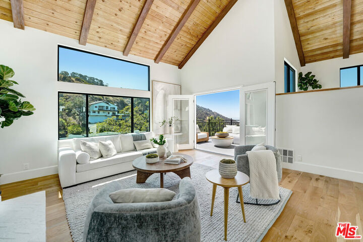 Property Photo:  2506 Zorada Dr  CA 90046 