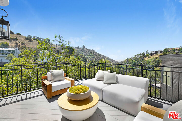 Property Photo: 2506 Zorada Dr CA 90046