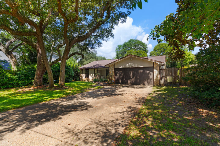 Property Photo: 706 Providence Way FL 32578