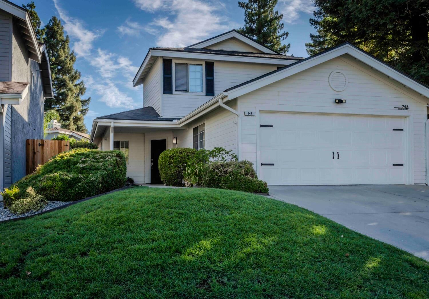 Property Photo:  748 E Robin Lane  CA 93730 
