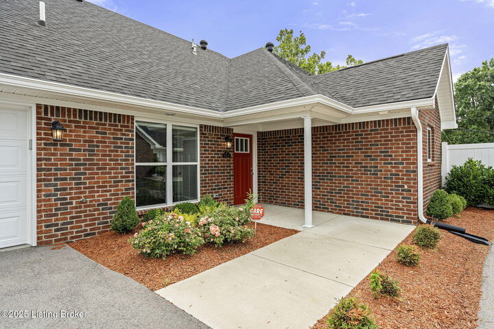 Property Photo:  518 Eagle Pointe Dr  KY 40214 
