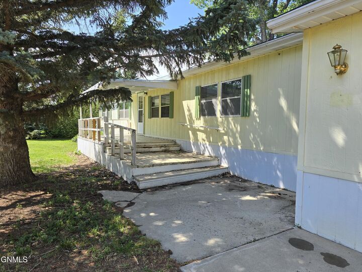 Property Photo: 408 5th Street NW Street NW ND 58623
