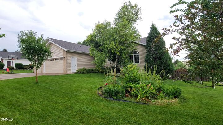 Property Photo: 2515 Sharps Place ND 58503