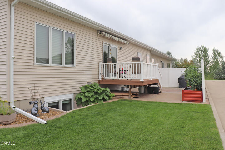 Property Photo: 804 Santa Fe Avenue ND 58504