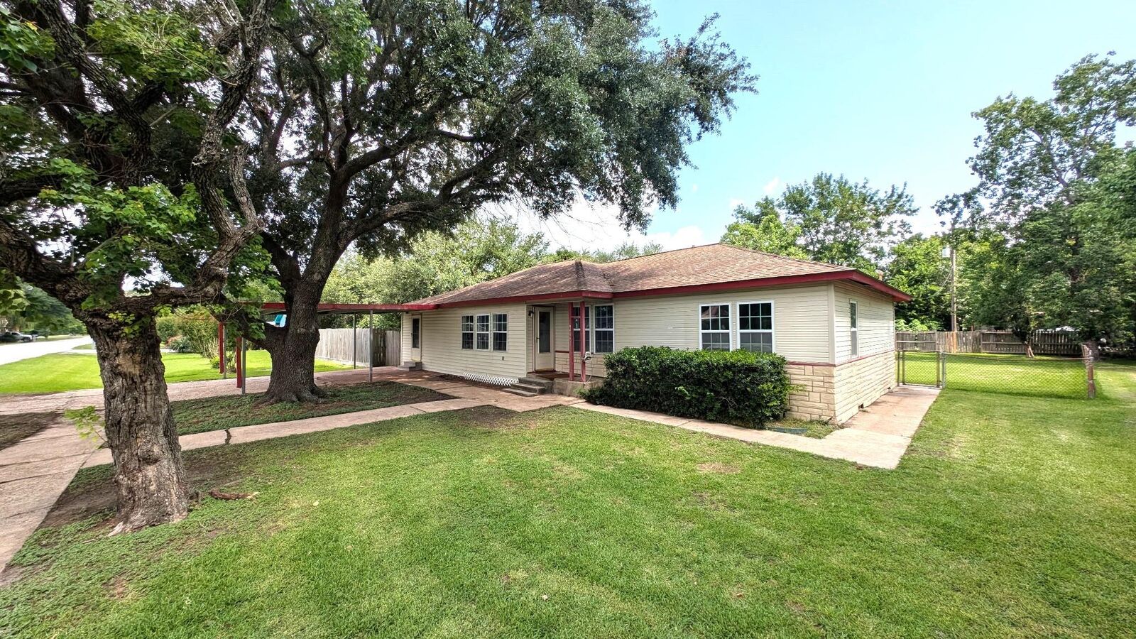 Property Photo:  9401 Montgomery Lane  TX 77571 