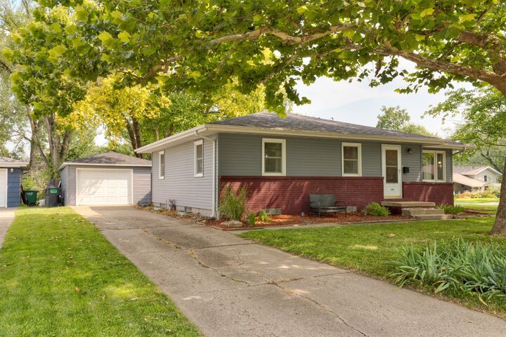 Property Photo:  318 SE 4th Street  IA 50021 