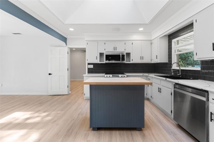 Property Photo: 4939 Woodland Drive FL 33708