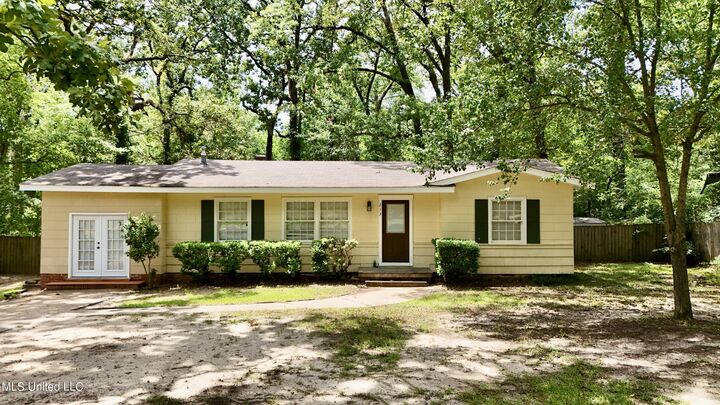 Property Photo: 213 W Lakeview Drive MS 39056
