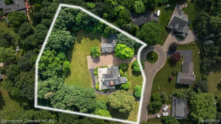 Property Photo:  777 Kensington Lane  MI 48304 3743 