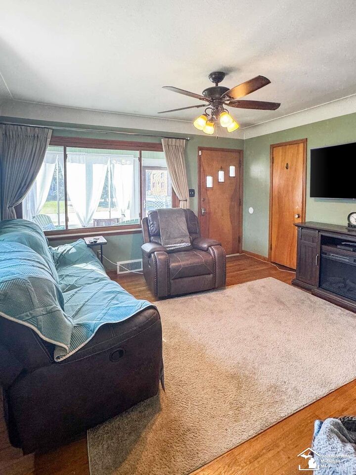 Property Photo: 805 Patterson Drive MI 48161