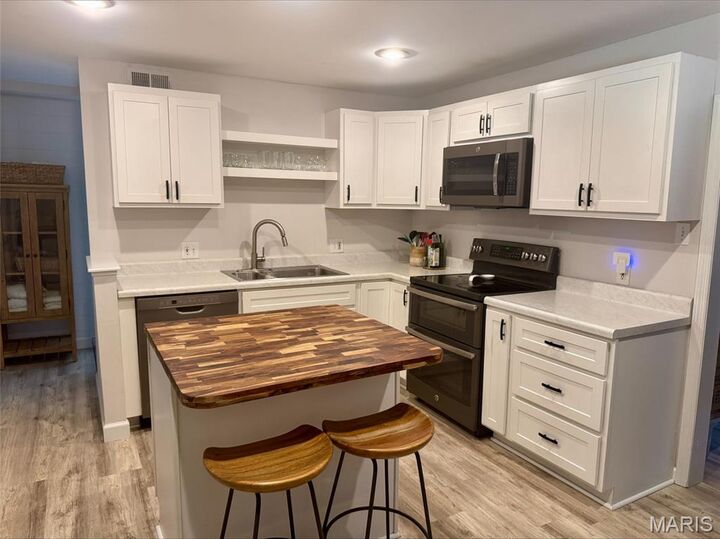 Property Photo: 930 New Ballwin Road MO 63021