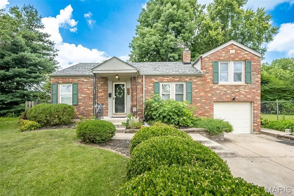 Property Photo:  7 Kings Court  MO 63135 