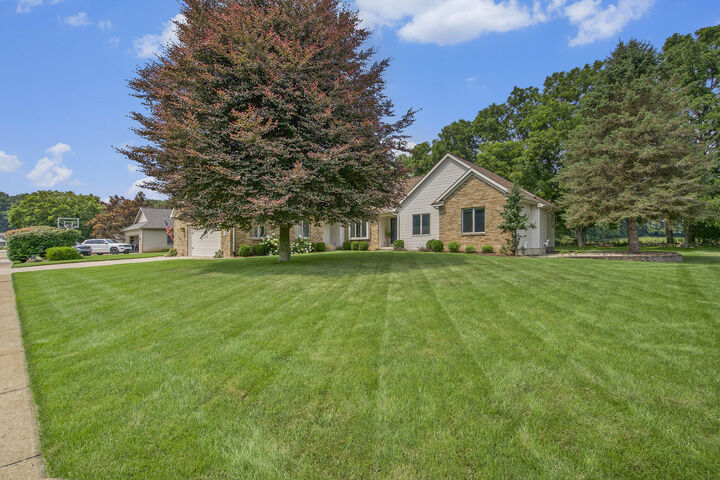 Property Photo:  2540 Meadowbrook Lane  MI 49201 