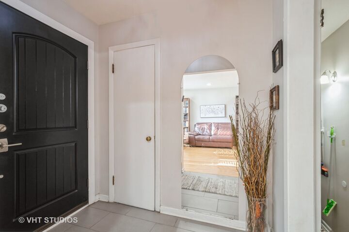 Property Photo:  6625 N Whipple Street  IL 60645 