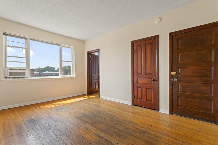 Property Photo: 3003 N Ashland Avenue IL 60657