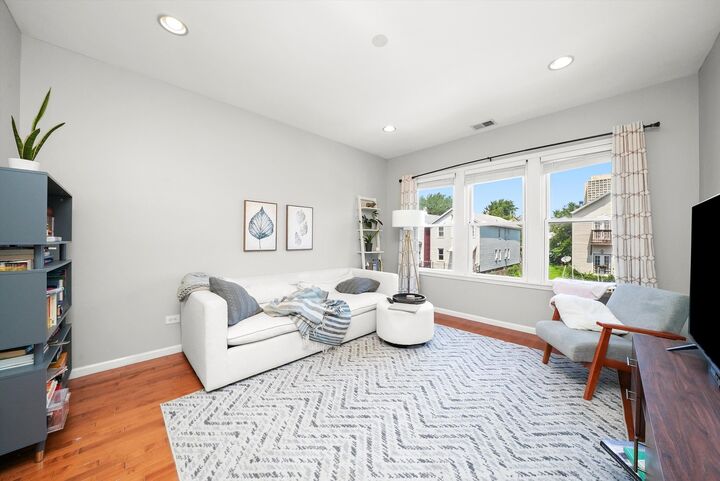 Property Photo:  1511 W Augusta Boulevard  IL 60642 