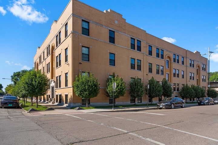 Property Photo:  325 E 44th Street 1E  IL 60653 