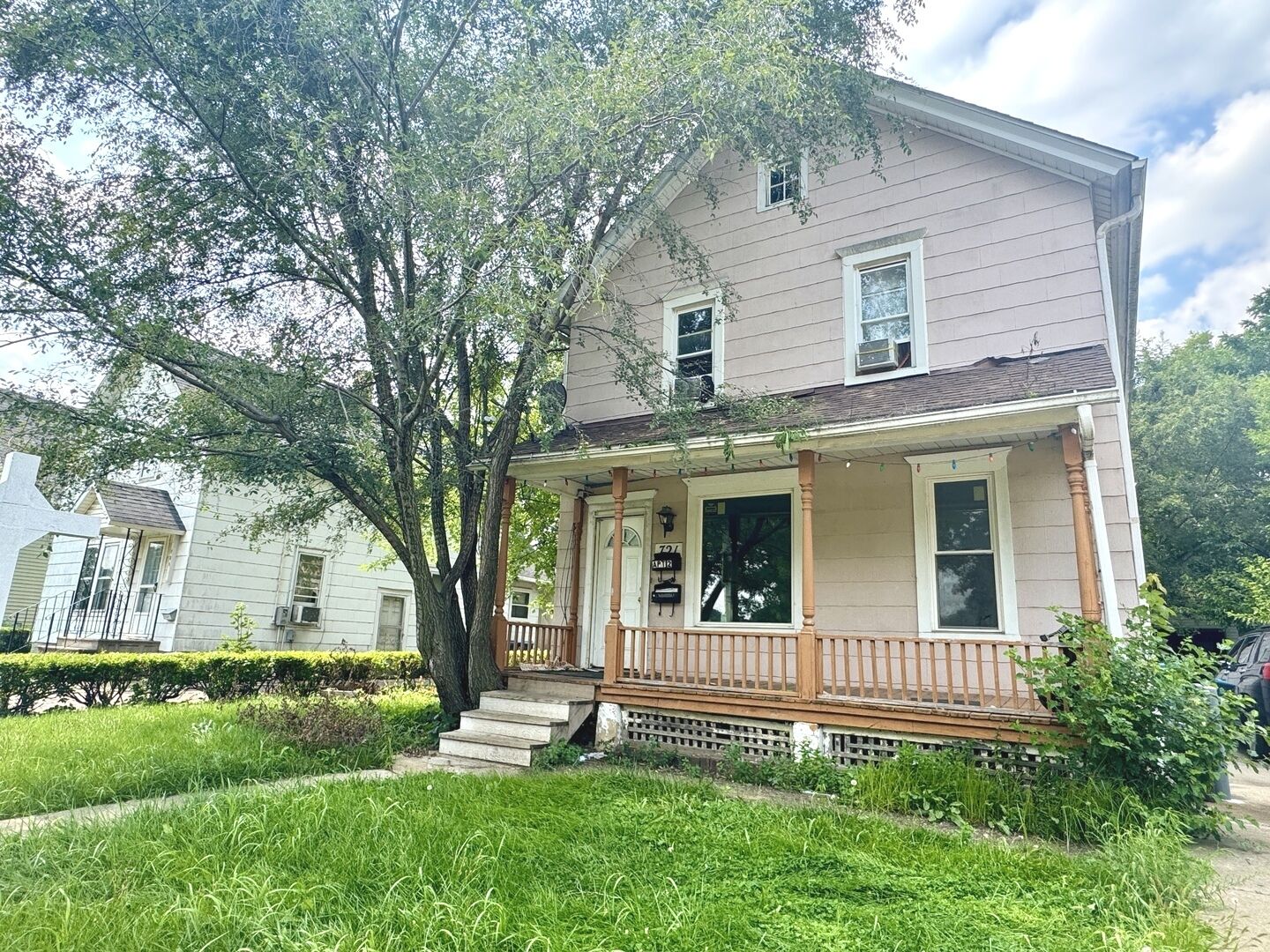 Property Photo:  721 S River Street  IL 60506 