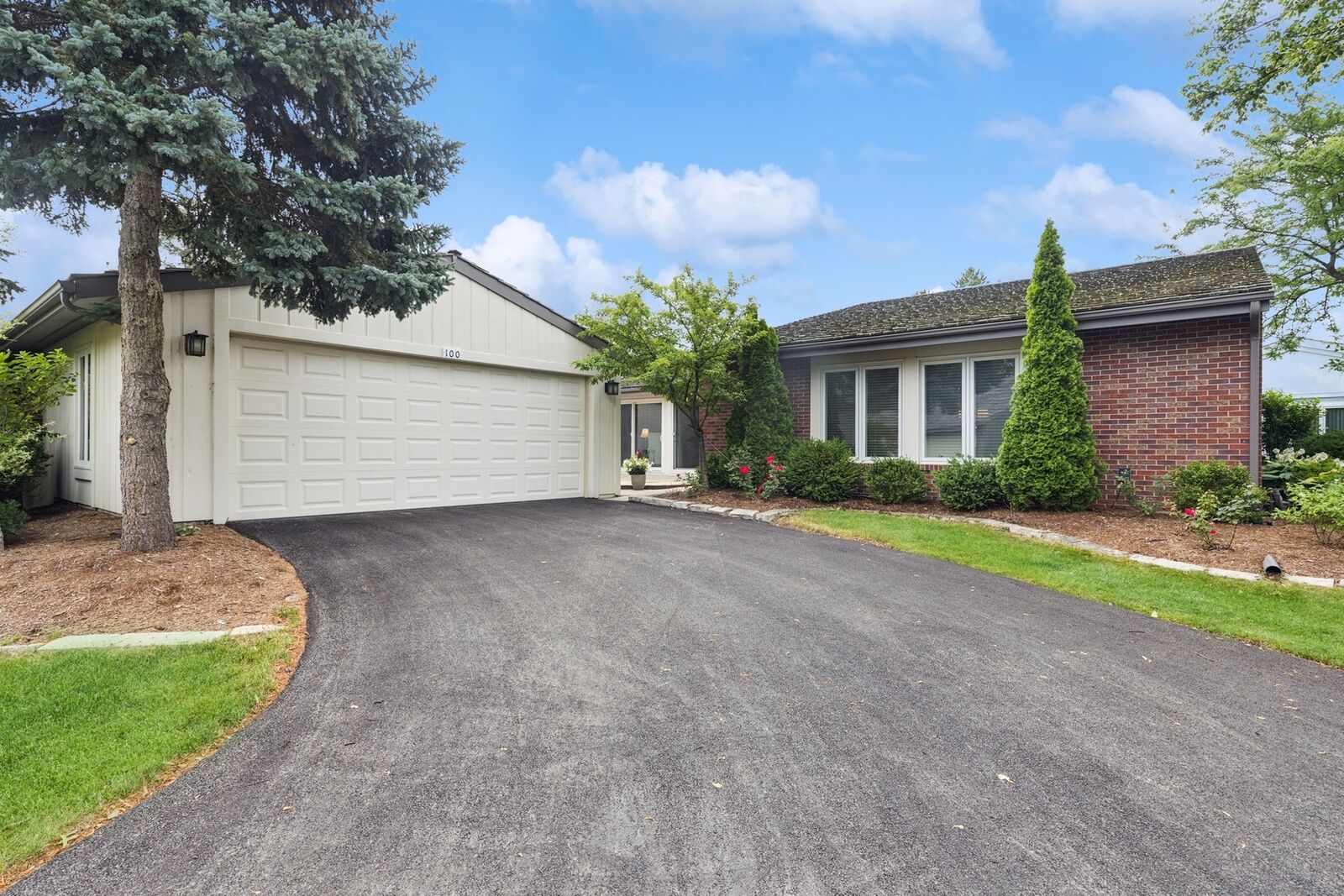 Property Photo:  100 Briarwood Circle  IL 60523 
