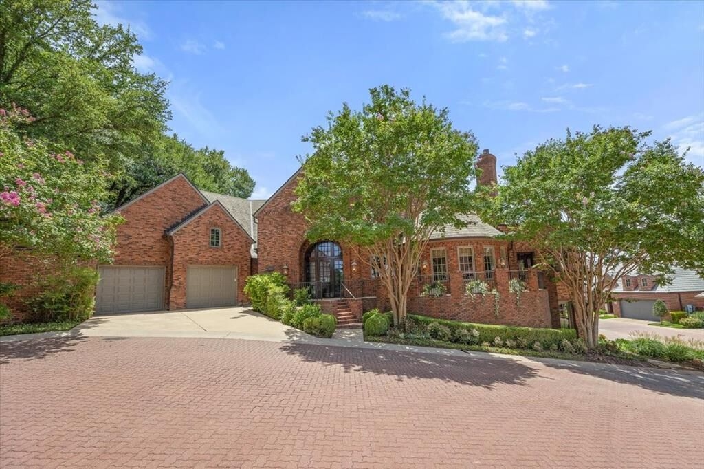 Property Photo: 4942 Westbriar Drive TX 76109