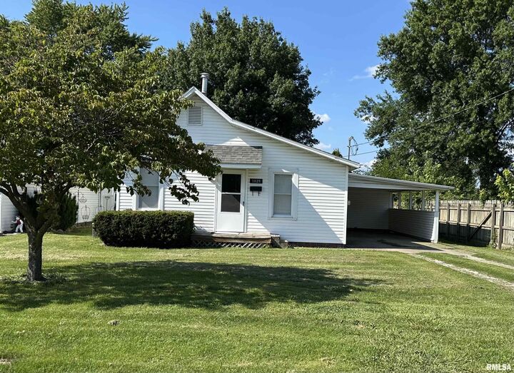 Property Photo:  1028 E Oak Street  IL 61455 