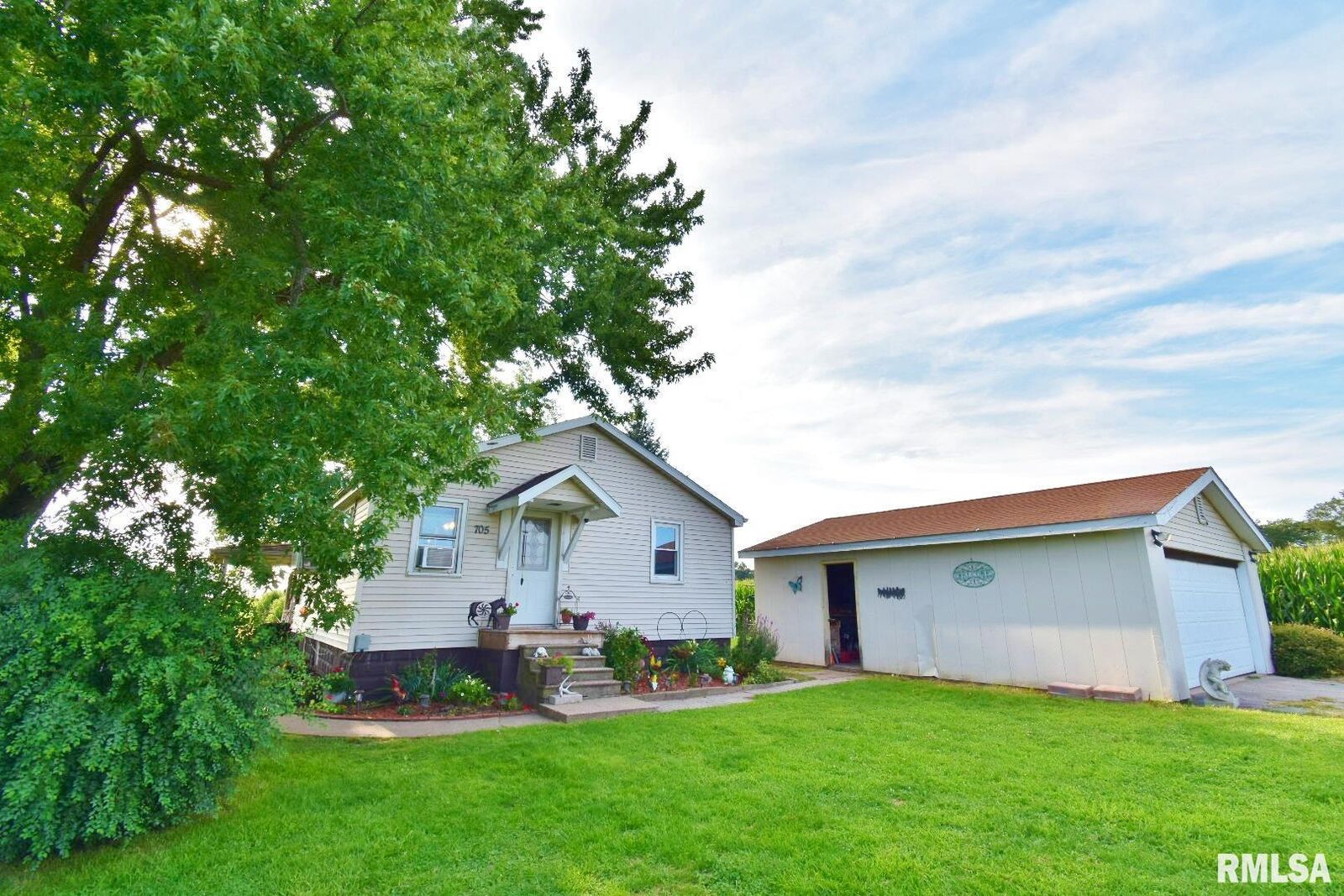 Property Photo: 705 Swedenberg Road IL 61448