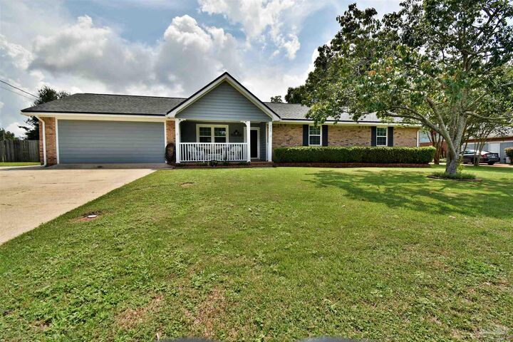 Property Photo: 926 Deedra Ave FL 32514