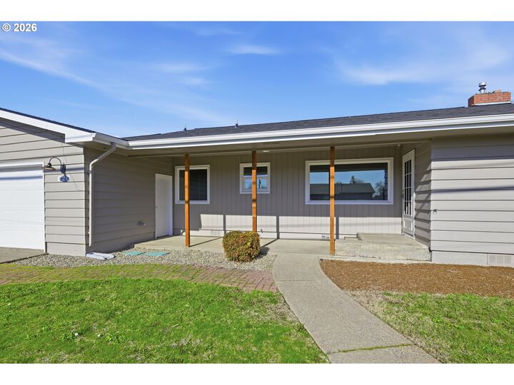 Property Photo:  920 W 10th Ave  OR 97448 