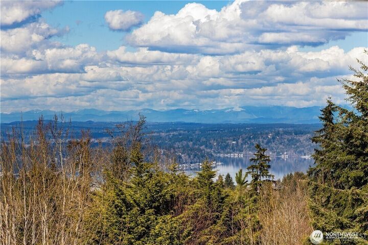 Property Photo:  5757  168th Pl  SE  WA 98006 