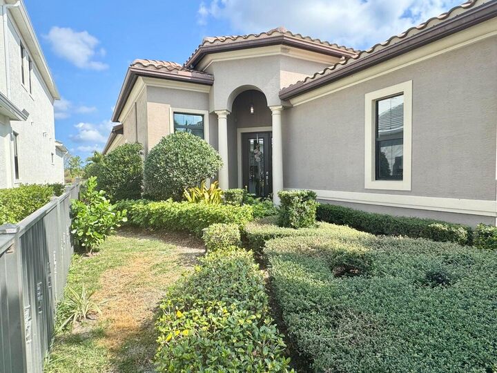 Property Photo:  320 SE Fascino Circle  FL 34984 