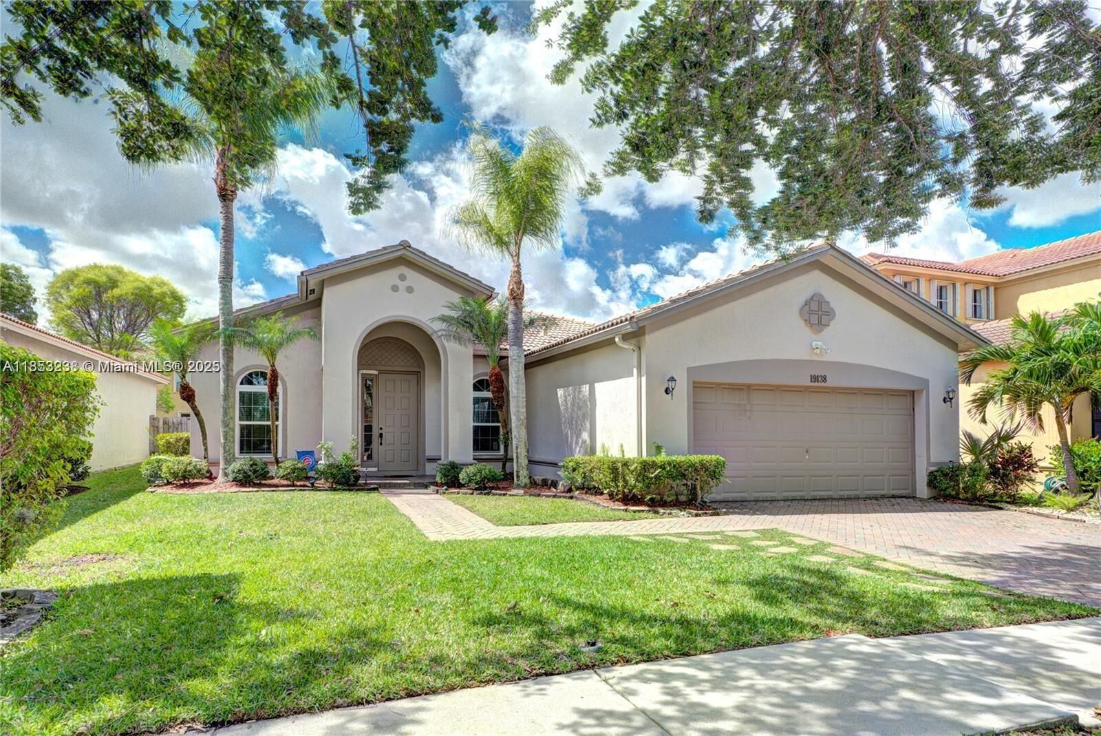Property Photo: 19138 Stonebrook St FL 33332