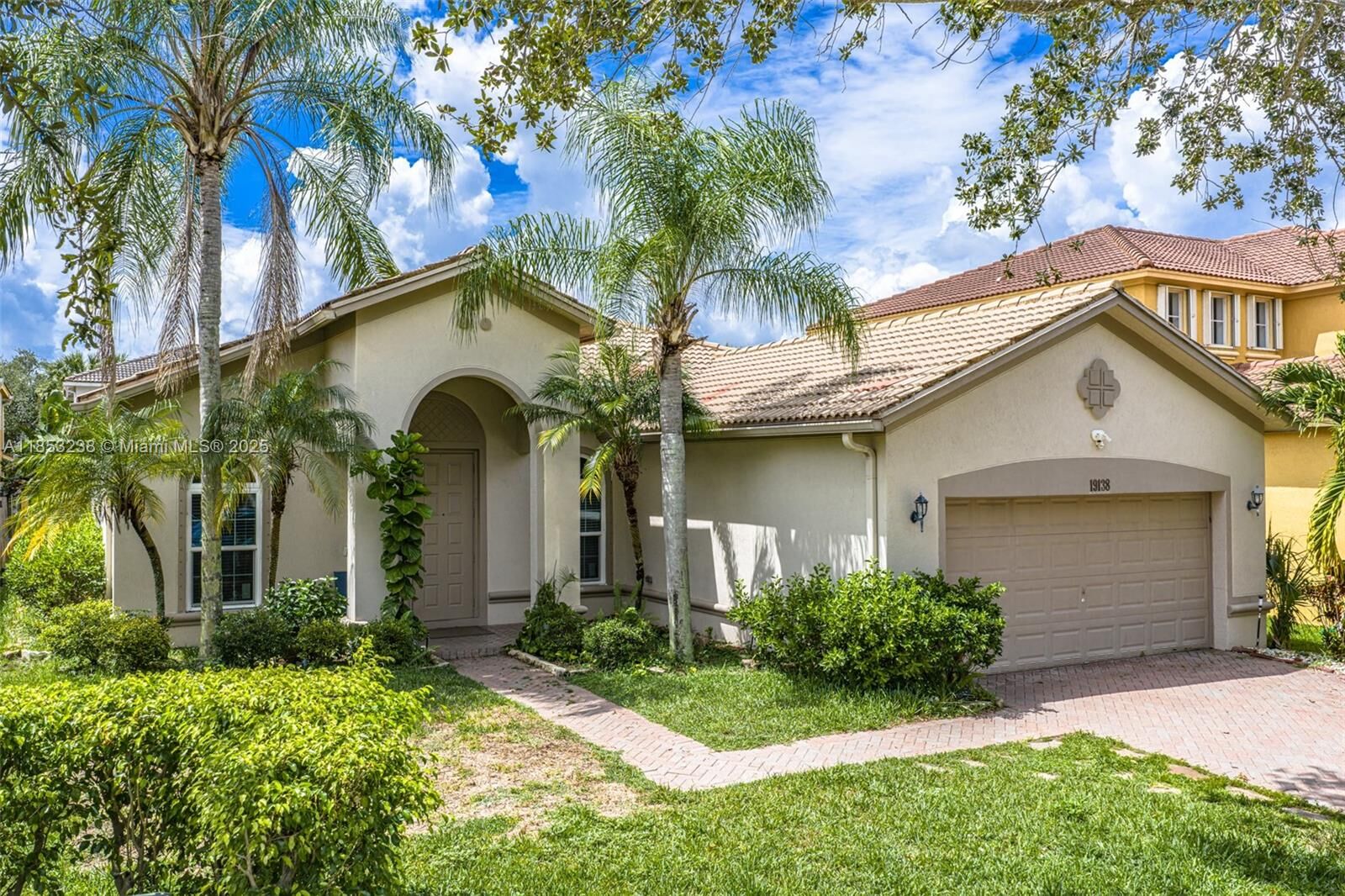 Property Photo: 19138 Stonebrook St FL 33332