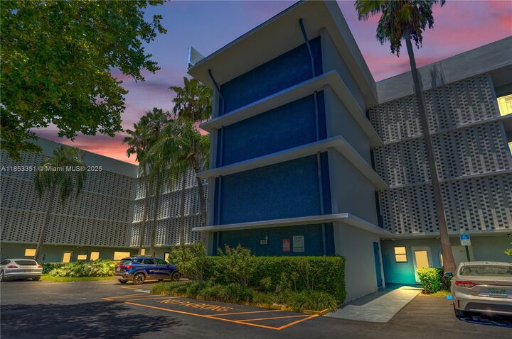 Property Photo:  873 NE 195th St 309  FL 33179 