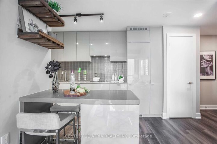 Property Photo: 7 Grenville Street 1805 ON M4Y 1A1