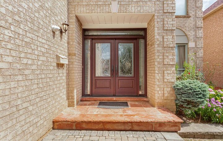 Property Photo: 5839 Fieldon Road ON L5M 5K3