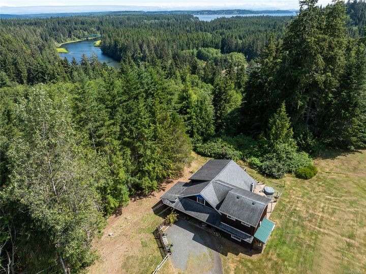 Photo de la propriété:  B-610 Nimpkish Heights Rd  BC V0N 2R0 