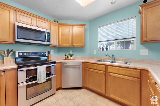 Property Photo: 2103 N Aurora Way UT 84045