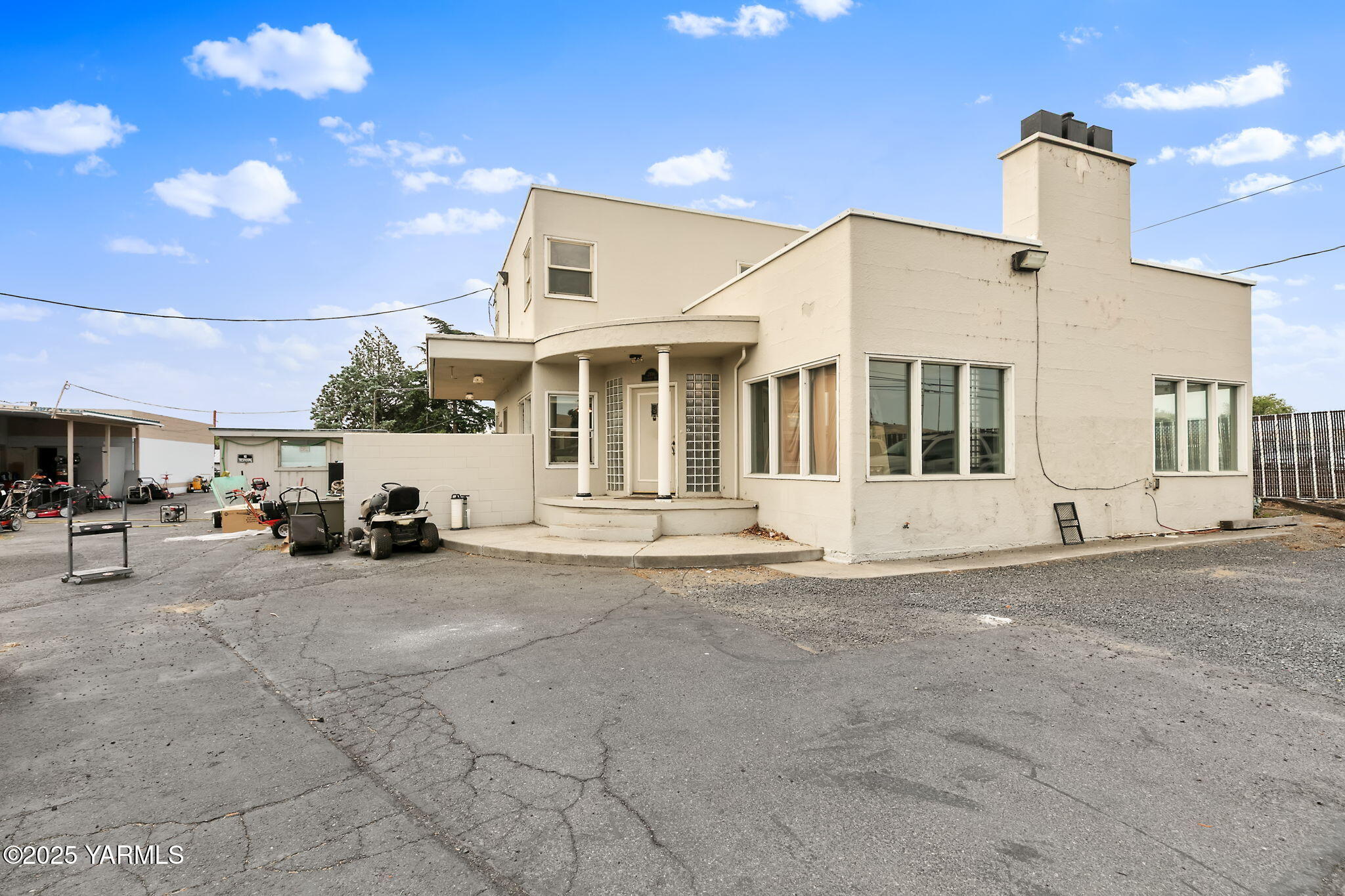 Property Photo:  2110 Fruitvale Blvd  WA 98902 