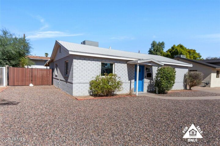 Property Photo: 1644 N 43rd Street AZ 85008