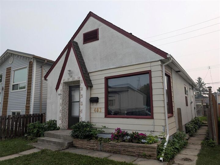 Property Photo:  482 Harbison Avenue  MB R2L 0A9 