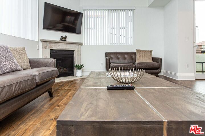 Property Photo:  907 S Shenandoah St  CA 90035 