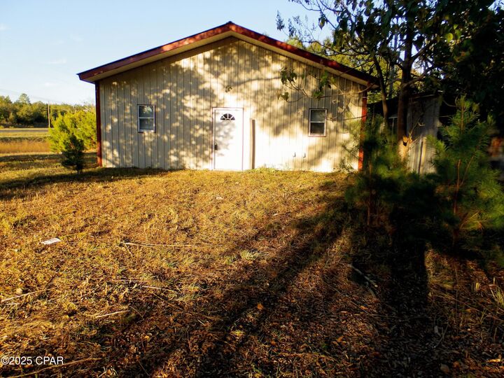 Property Photo: 5491 Highway 77 FL 32428